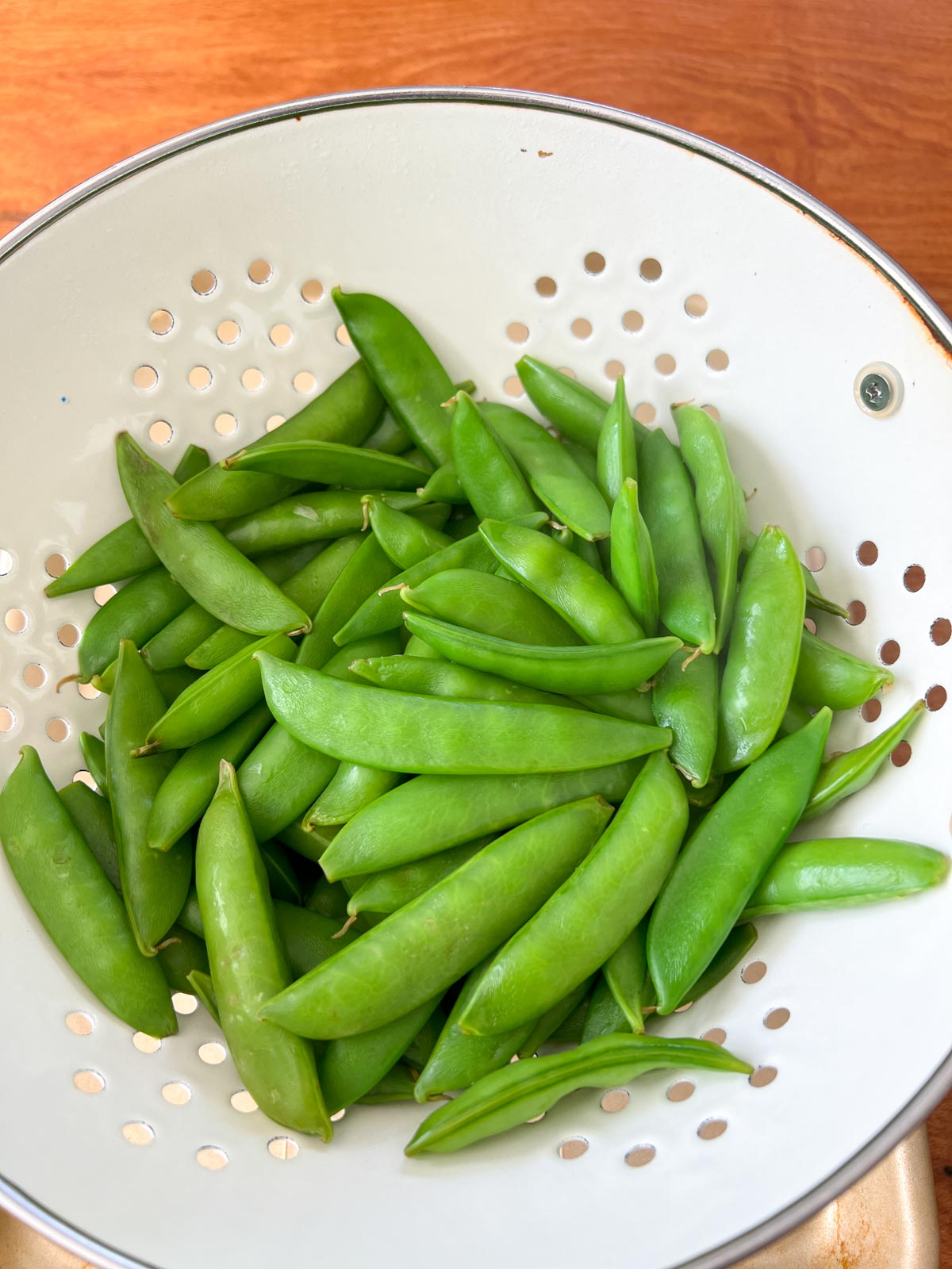 sugar snap peas in a colander